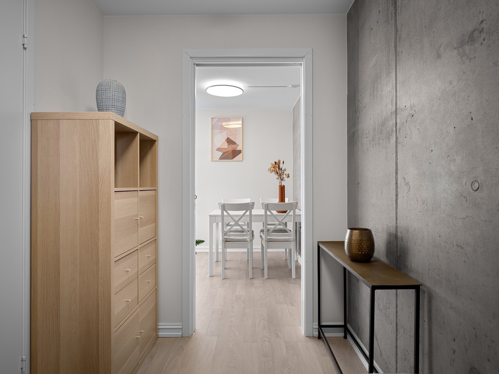 På gangen har du også plass til kommode for ekstra oppbevaringsplass. Galleribilde
