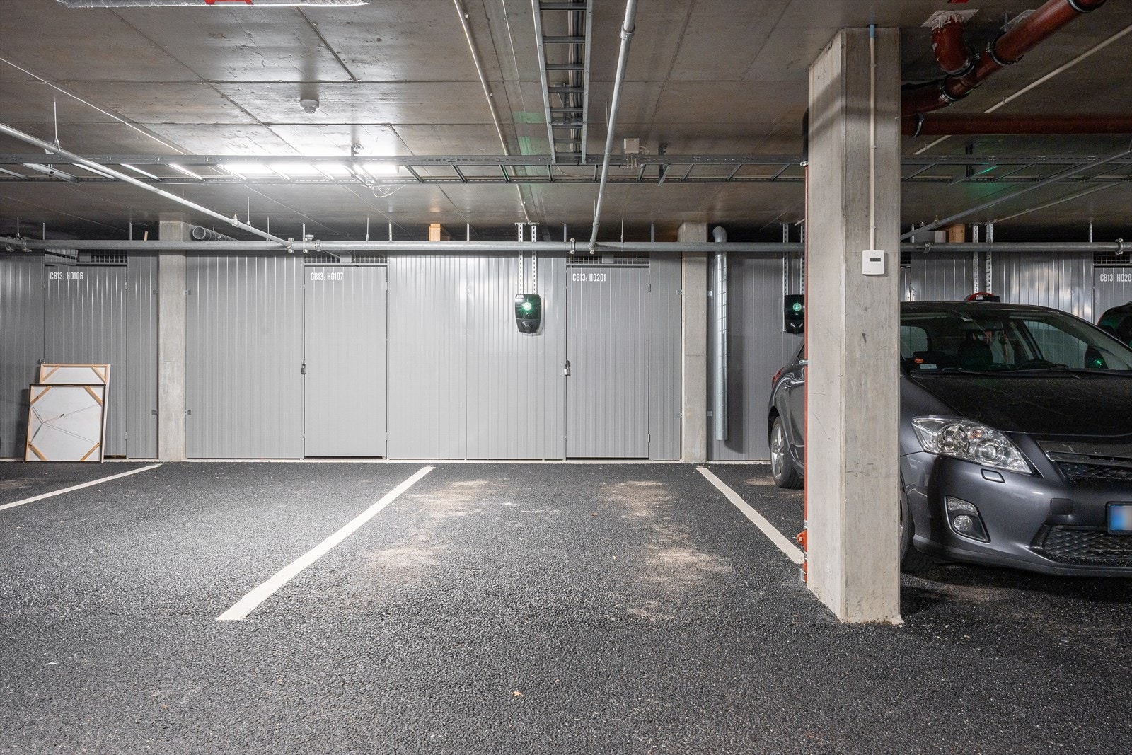 Boligen har også en fast parkeringsplass i lukket anlegg med lader og tilhørende bod. Galleribilde