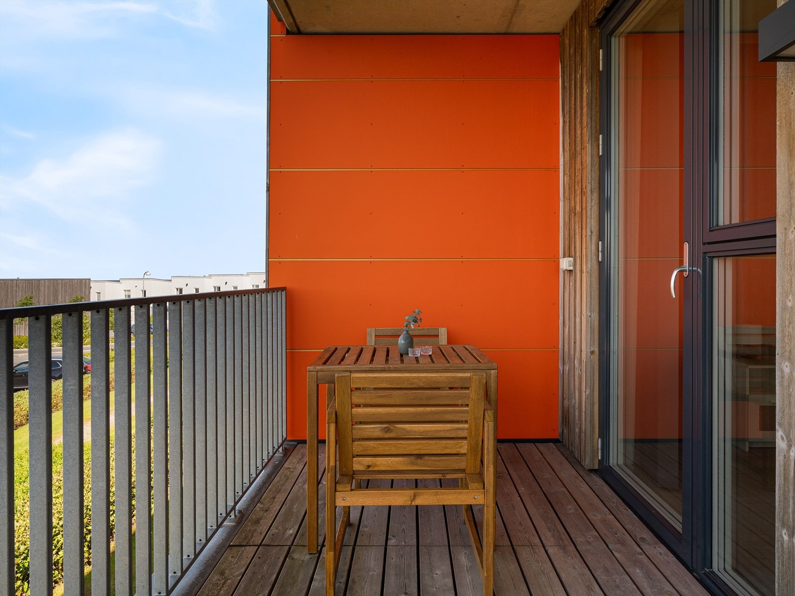 Innbydende balkong med plass til flere sittesoner, samt grill. Galleribilde