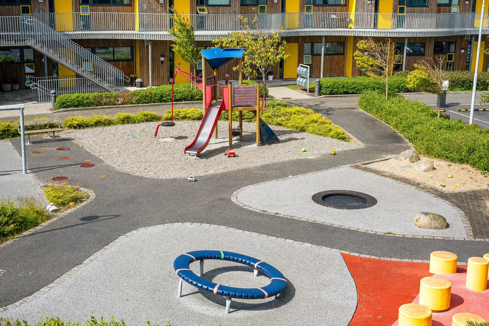 Lys og innbydende lekeplass i et familievennlig område, perfekt for barnas lek og utforskning i trygge omgivelser. Galleribilde