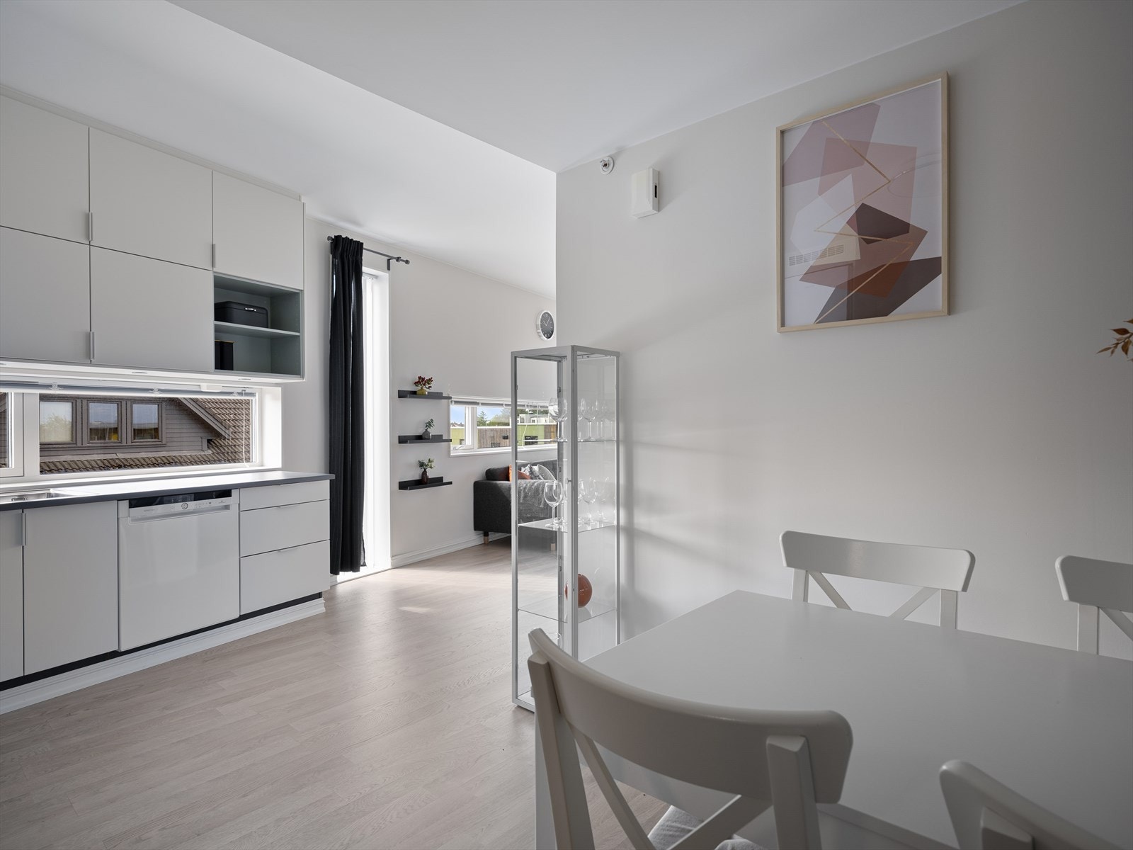 Lys og moderne leilighet med åpen planløsning og store vinduer som slipper inn rikelig med naturlig dagslys. Galleribilde