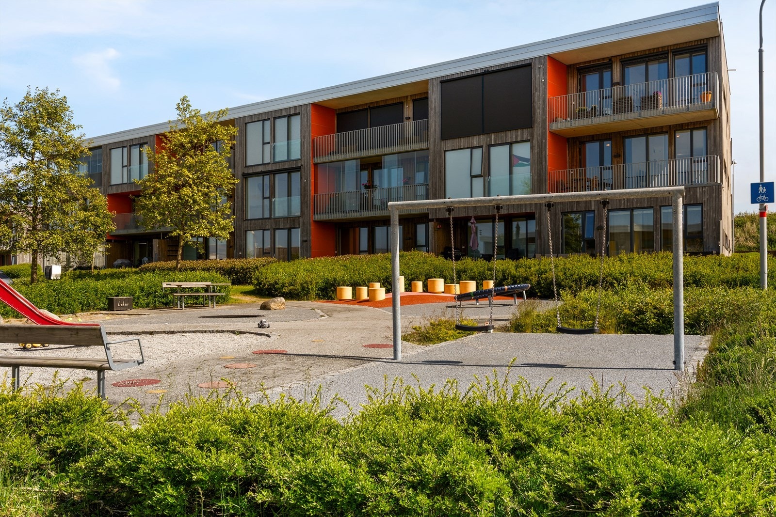Moderne leilighetskompleks med flotte balkonger. Barnevennlig uteområde med lekeplass. Attraktiv beliggenhet i rolige, grønne omgivelser. Galleribilde