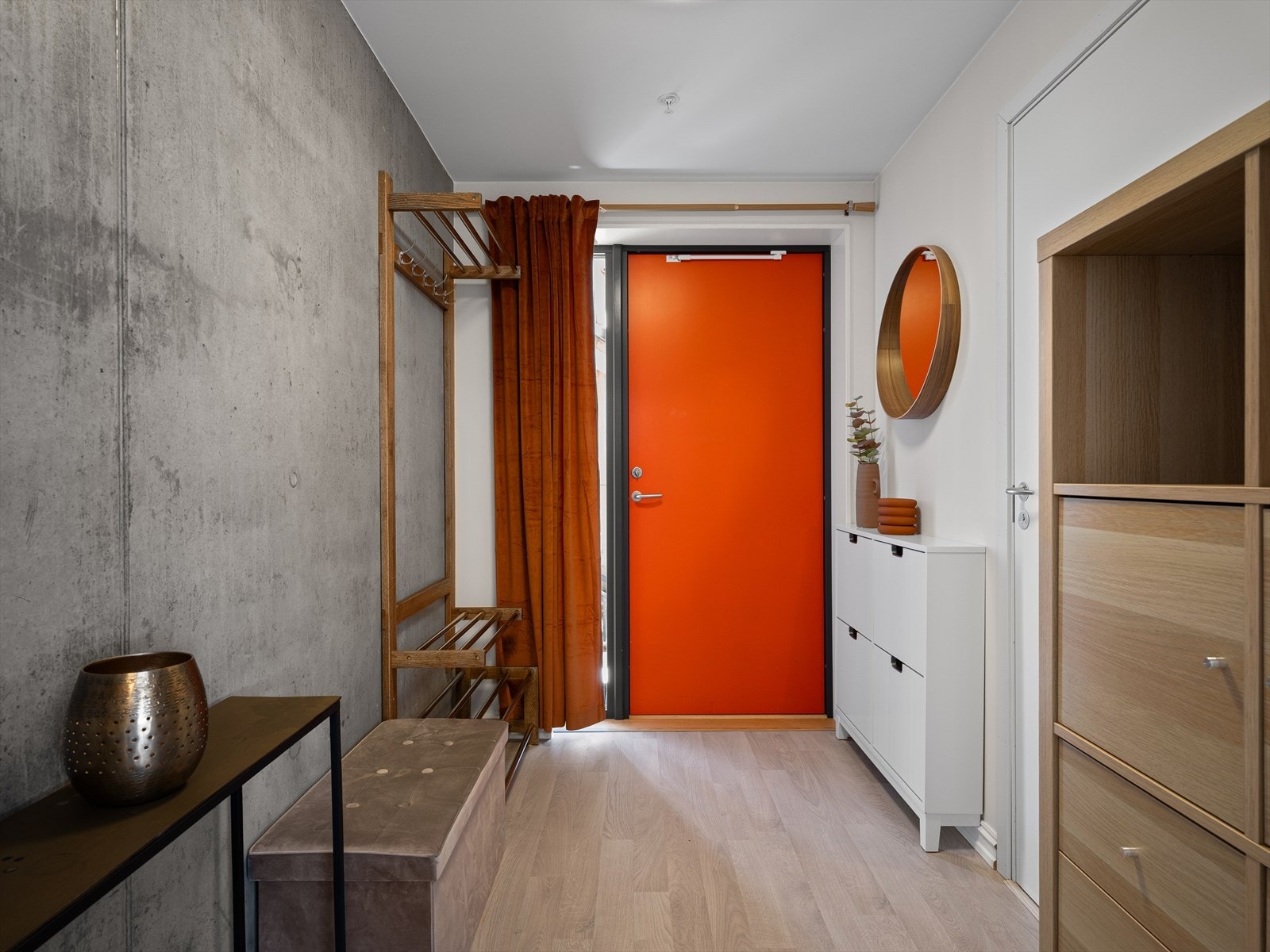 Innbydende entré med plass til å henge fra seg yttertøy. Galleribilde