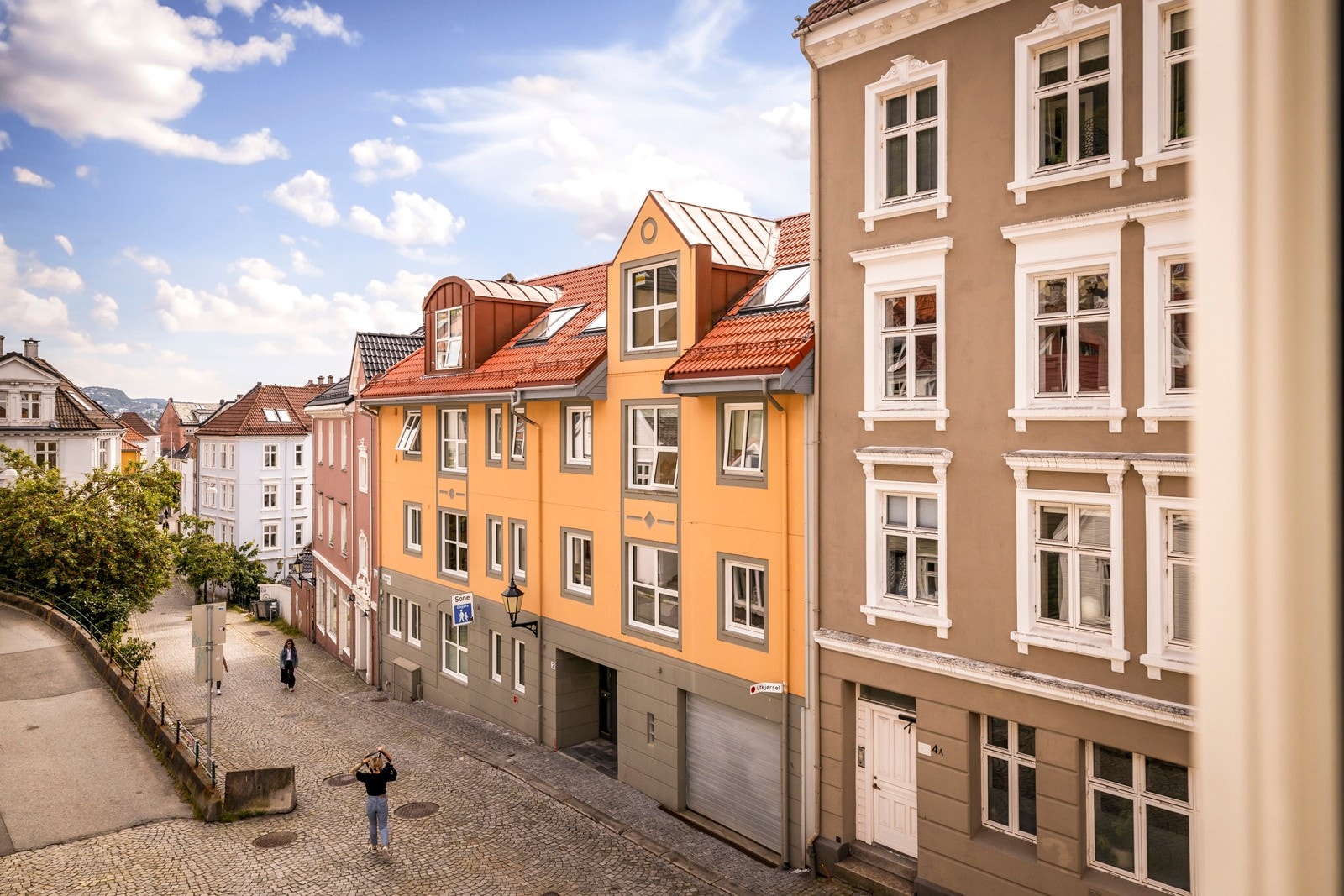 Fra leiligheten spaserer man inn til sentrum på få minutter. Beliggenheten er perfekt for den som ønsker å bo sentralt nær sentrumskjernen og kollektivforbindelser. Galleribilde