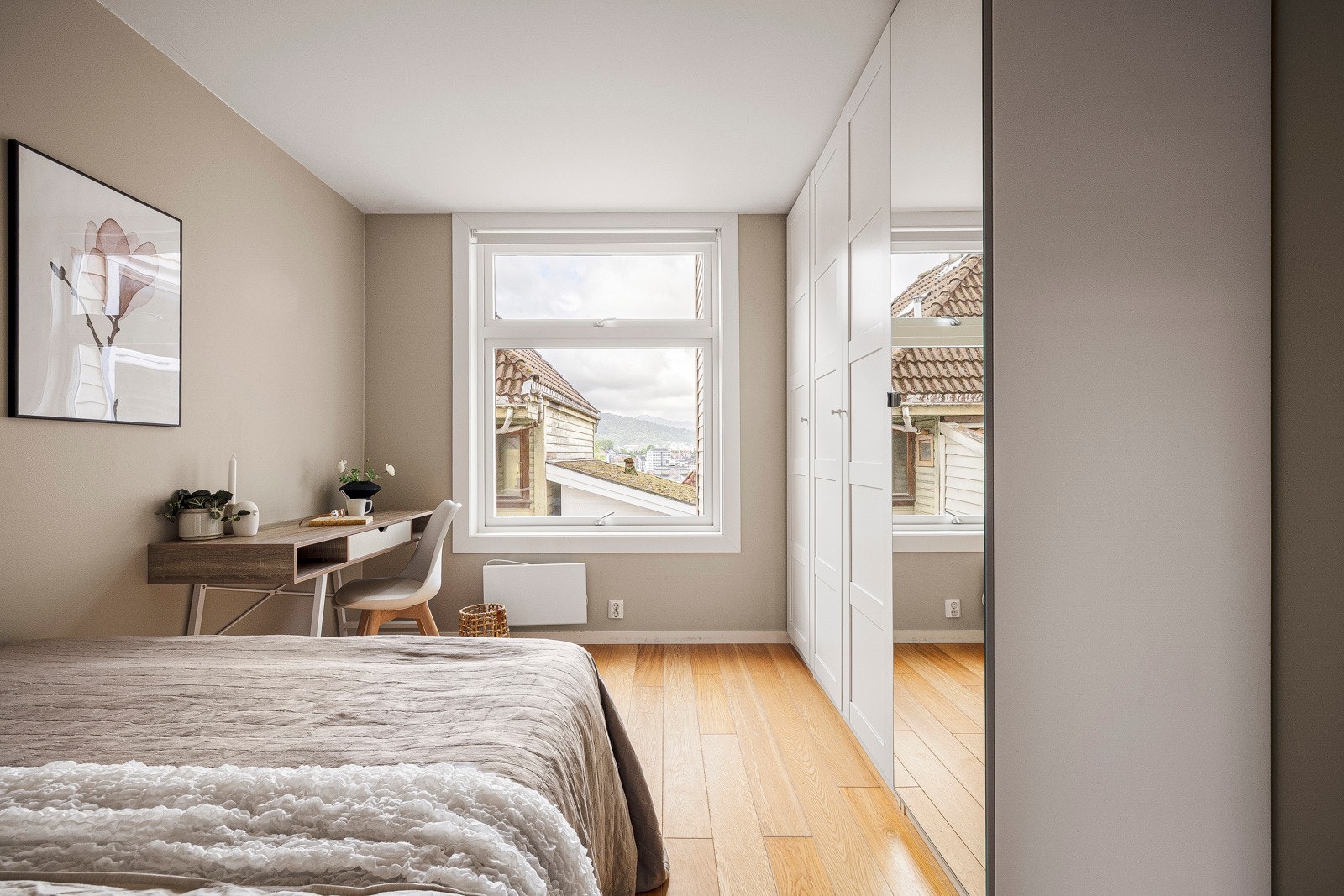 Rommet er innredet med en romslig garderobe. Galleribilde