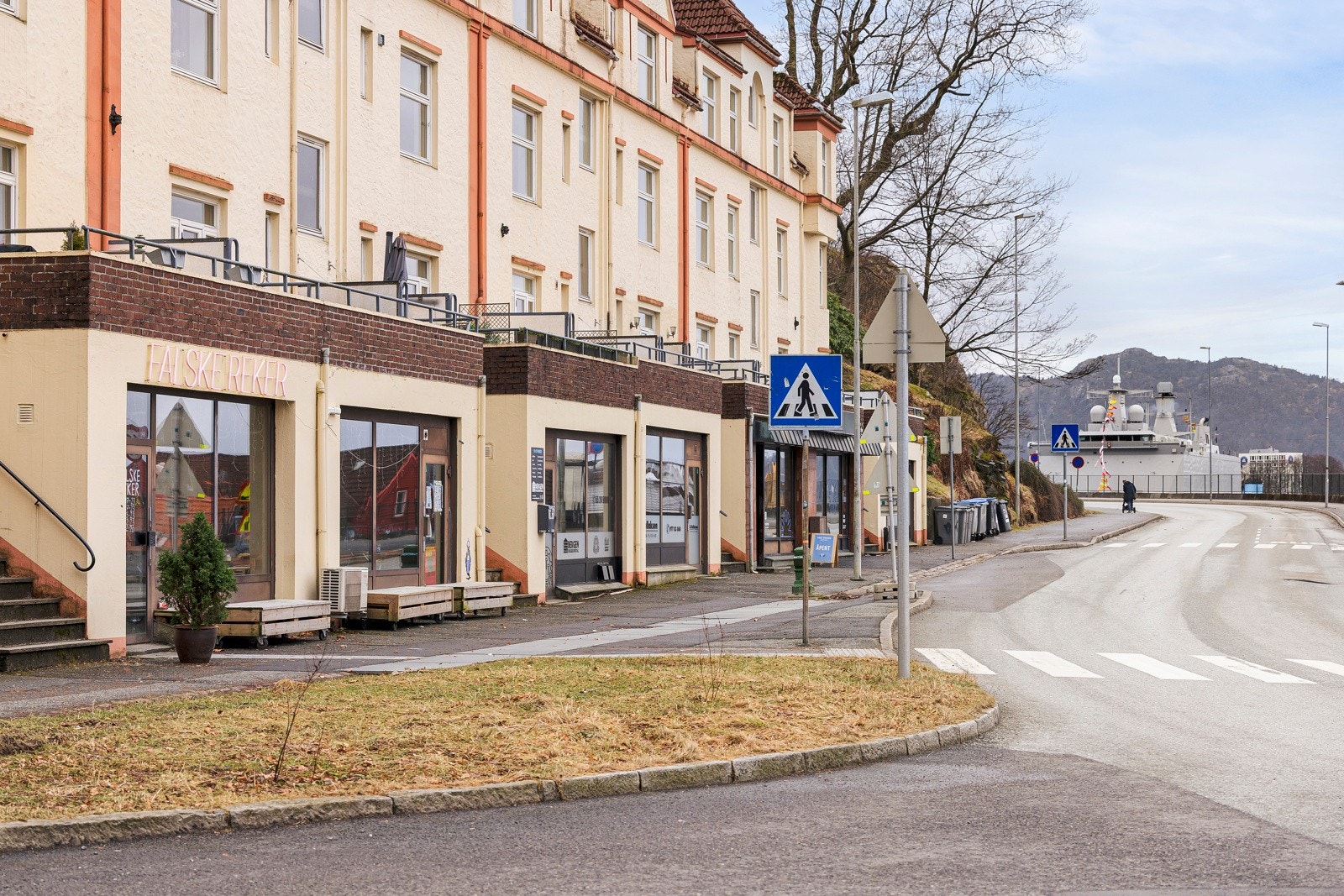 Nabolagsbaren "Falske Reker" er blitt et superpoulært tilskudd i nærområdet og er som regel fullsatt på fine sommerdager. Galleribilde