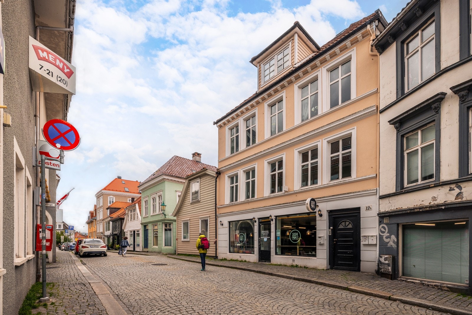 Leiligheten ligger i byggets 2. etasje. Fasaden ble pusset opp i 2018/2019. Galleribilde