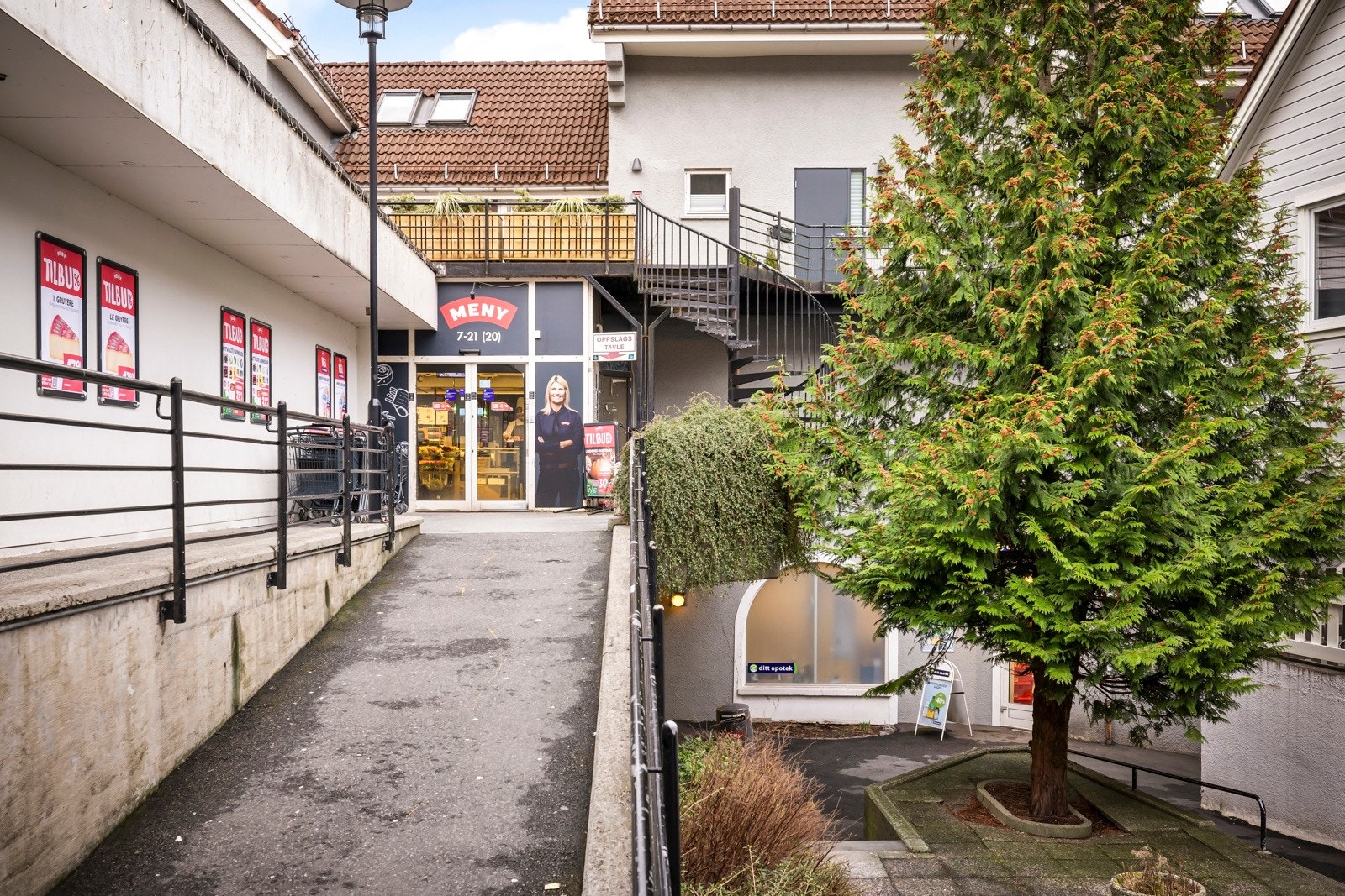 Dagligvarebutikken Meny er like over gaten. Galleribilde