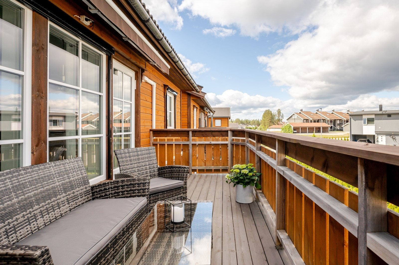 Balkongen har impregnerte terrassebord på gulv og god plass til sittegruppe etter eget ønske. Det er også montert markise, utebelysning og stikkontakt. Galleribilde