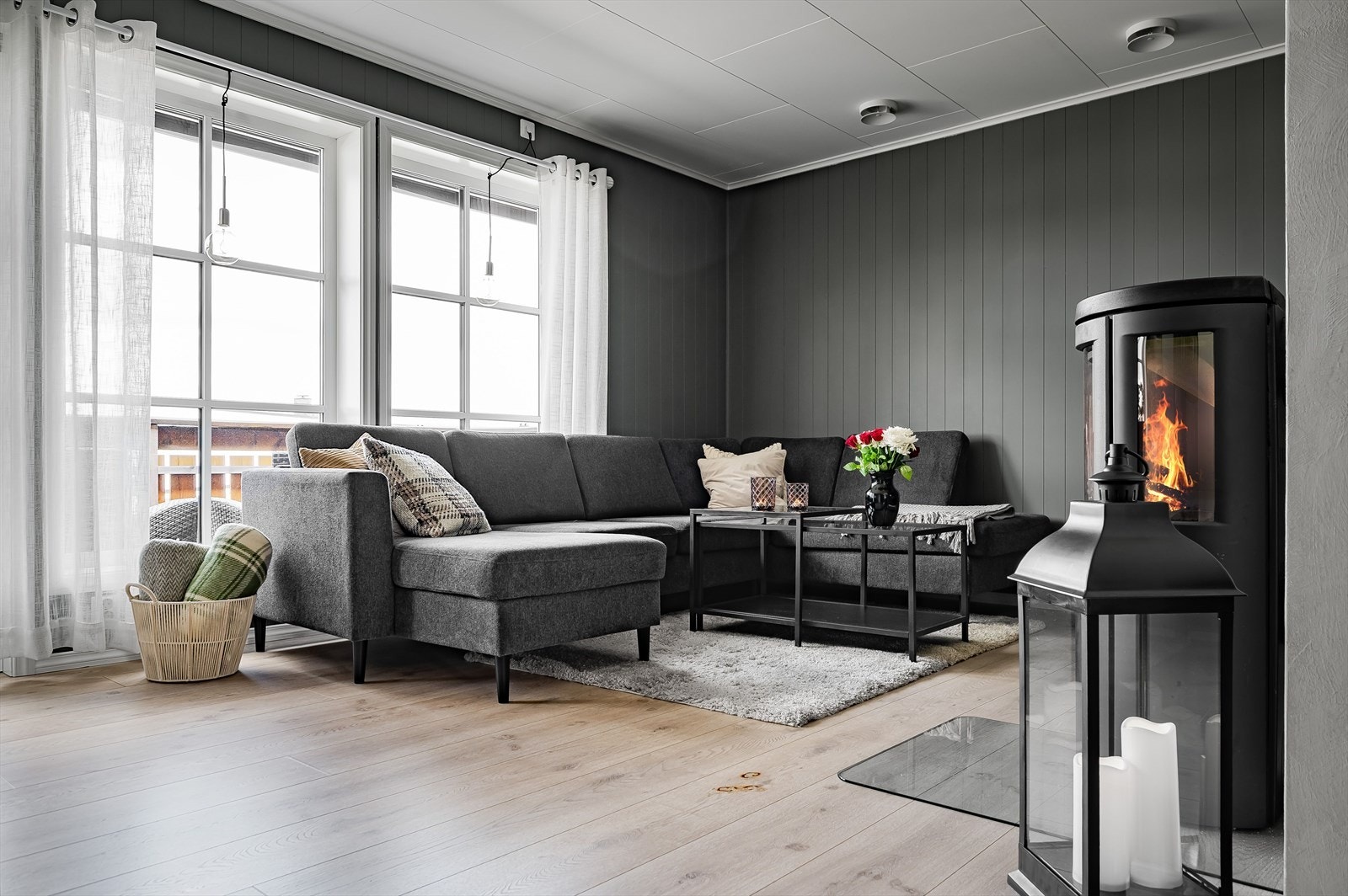 God og moderne standard fra 2015 med enstavs laminat på gulv, skjult elektrisk anlegg og panelplater på veggene malt i en stilren mørk farge. Galleribilde