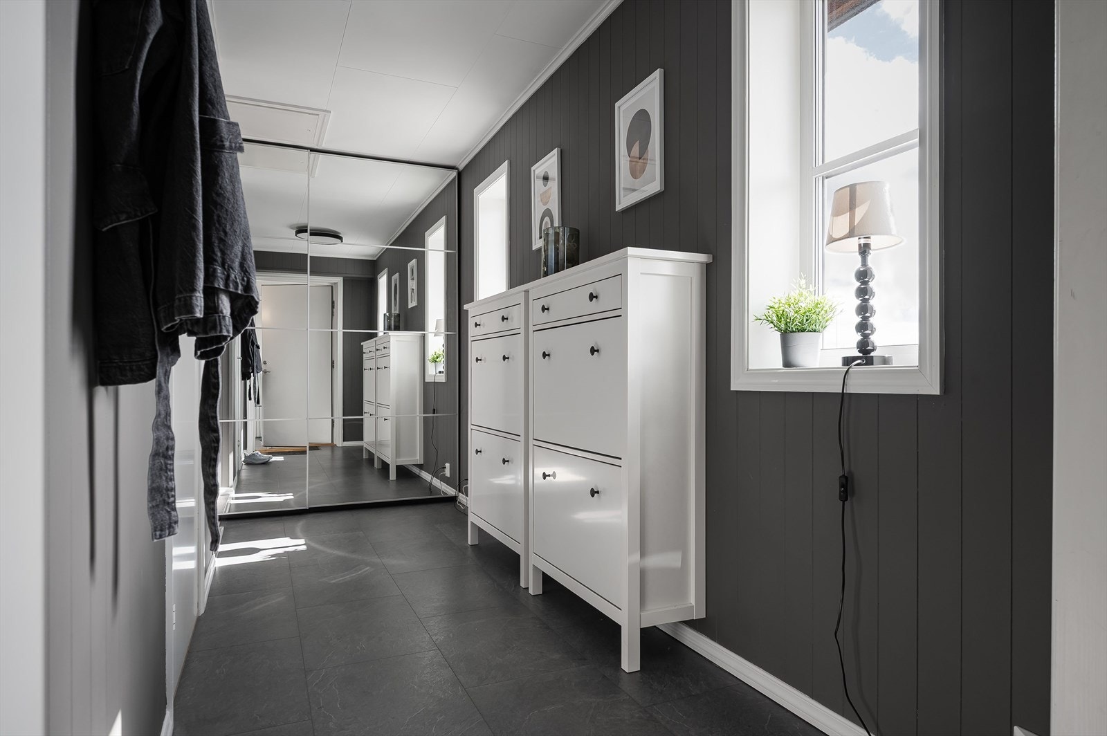 I entréen har du god oppbevaringsplass i stor skyvedørsgarderobe med speildører, samt ytterligere plass til oppheng og sko i medfølgende skoskap. Galleribilde