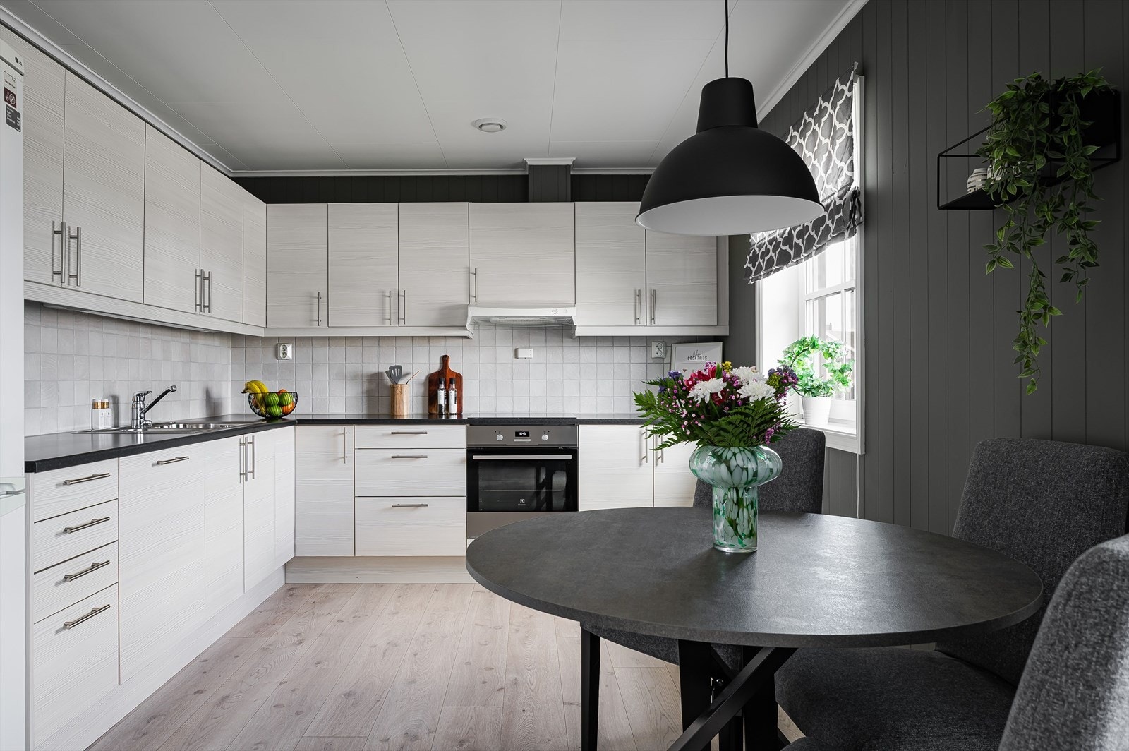 Kjøkkenet ligger i en fin delvis åpen løsning med stuen, naturlig tilbaketrukket, men likevel åpent og sosialt. Galleribilde