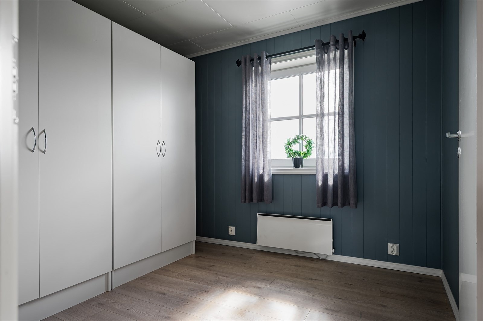 Soverom 3 er et noe mindre rom som passer perfekt som barnerom, gjesterom eller kontor. Det er god oppbevaringsplass i flere garderobeskap som medfølger i handelen. Galleribilde