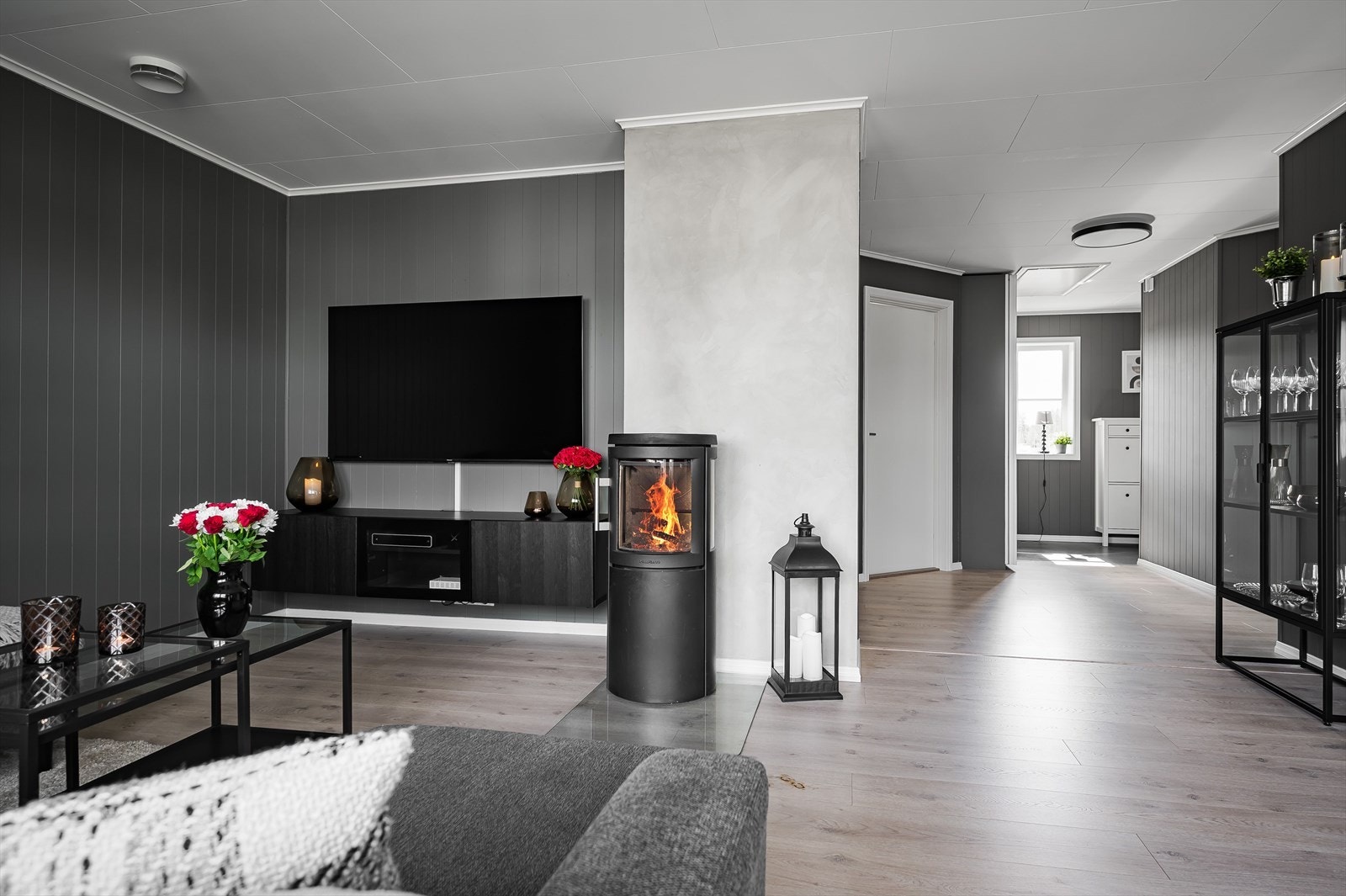 Som et fint midtpunkt i stuen har du en flott vedovn som både gir god varme og bidrar til ekstra hygge. Galleribilde