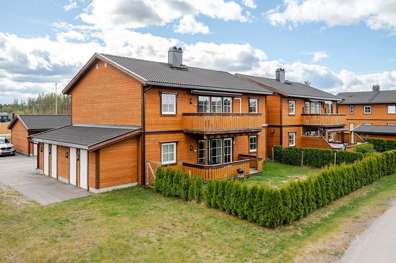 Leiligheten disponerer en egen garasje på ca. 18m² i felles garasjebygg. Det er montert elektrisk port, lys og strøm. I tillegg disponerer leiligheten en utvendig bod på 4m². Galleribilde