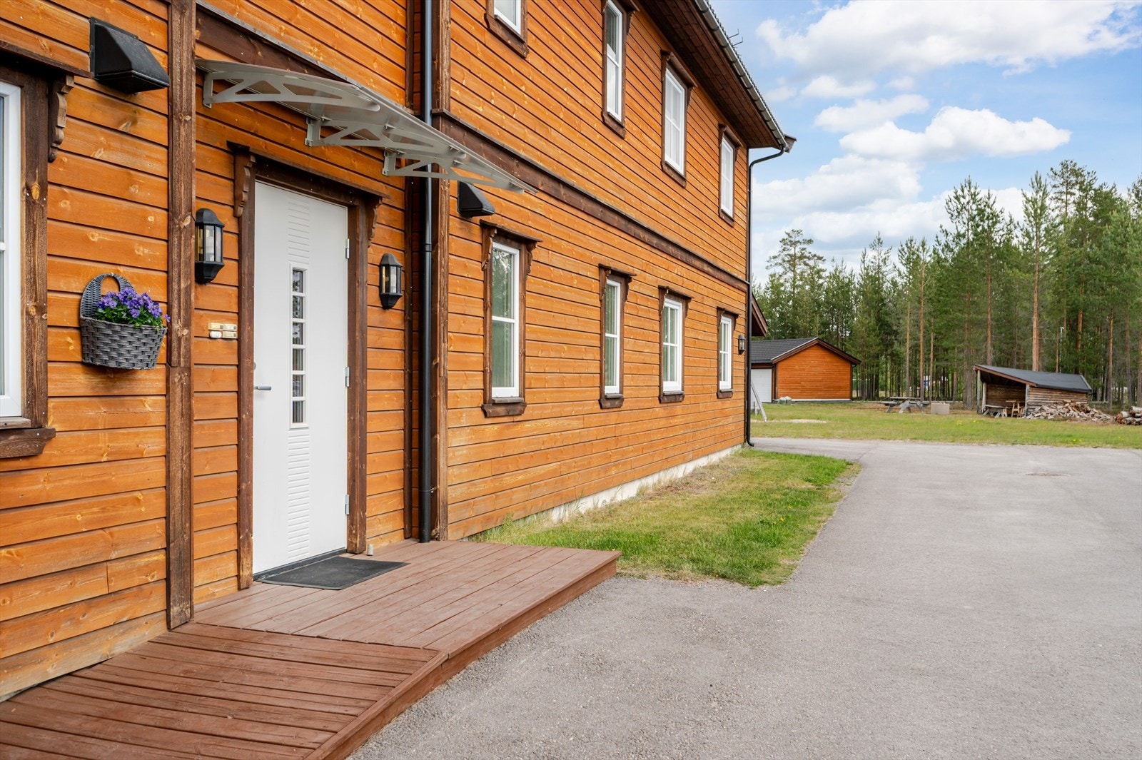 Du ønskes velkommen inn via et hyggelig felles inngangsparti med utebelysning og ringeklokker. Galleribilde
