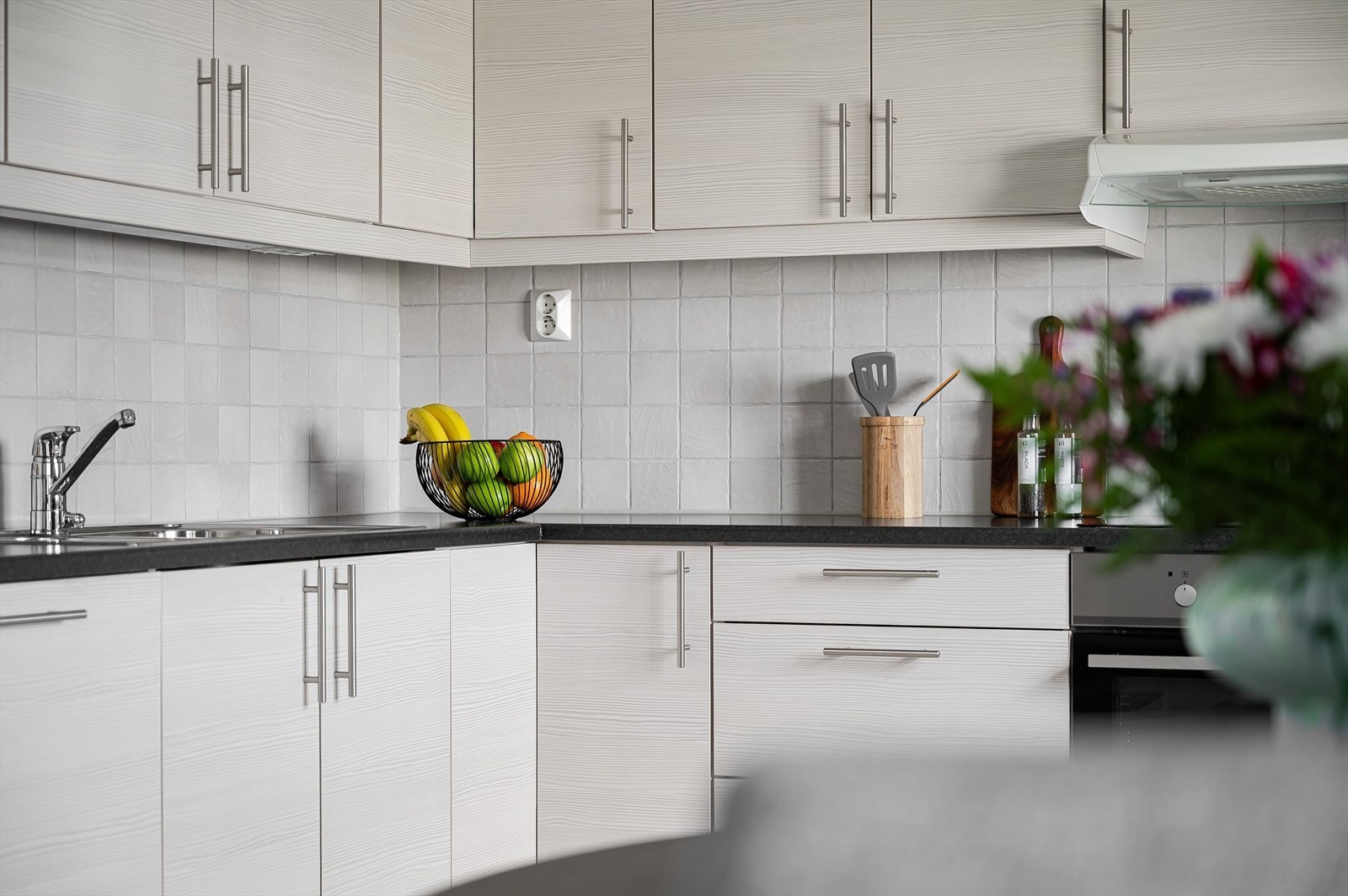 Moderne kjøkkeninnredning fra 2015 med god skap- og benkeplass. Innredningen har glatte fronter og laminert benkeplate med nedfelt oppvaskkum. Galleribilde