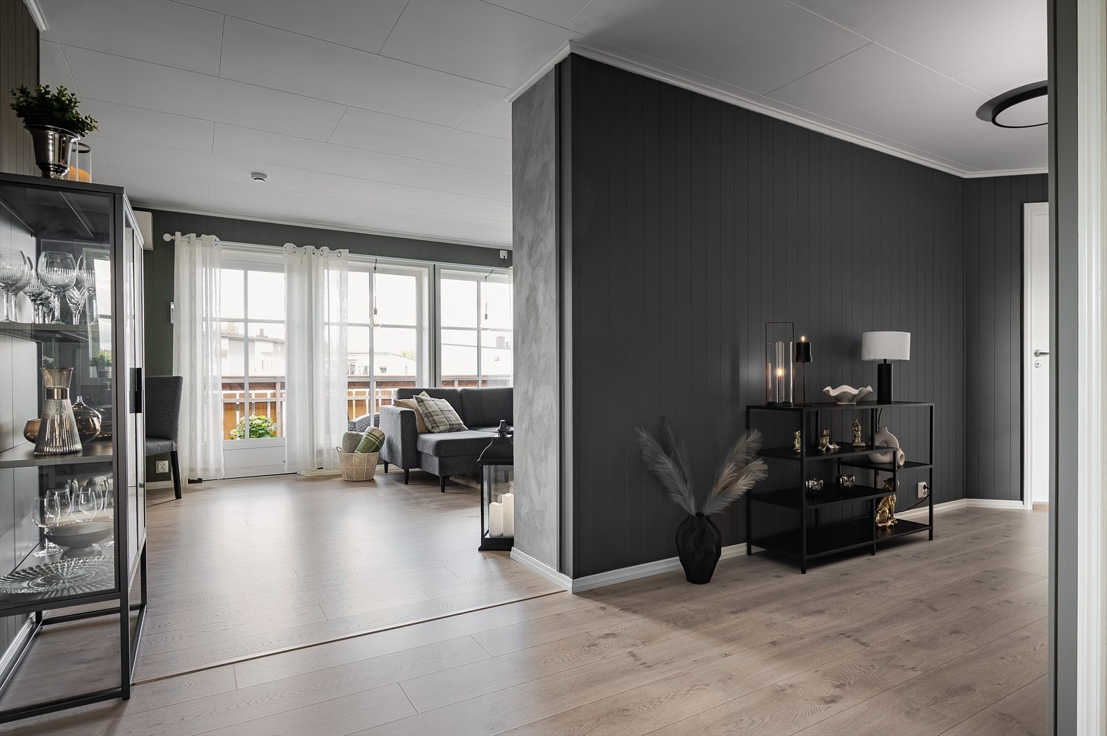 Videre kommer du inn i en romslig gang som fungerer som et knutepunkt i leiligheten. Galleribilde