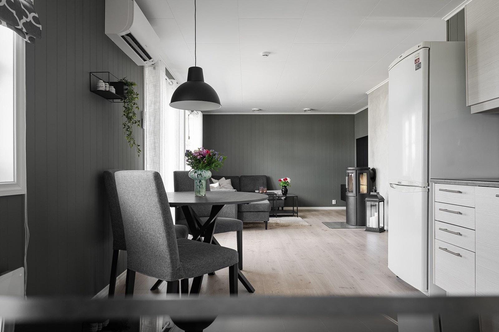 Stuen er enkel å møblere med et spisebord i tilknytning til kjøkkenet, stor sofagruppe med salongbord og mediemøblement med tv. Galleribilde