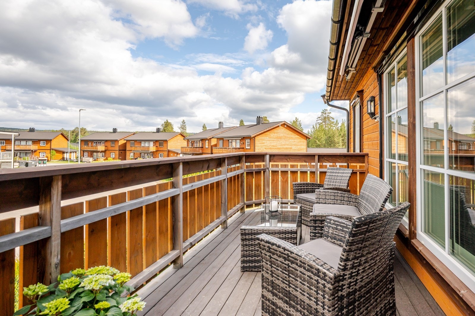 Fra stuen har du utgang til flott balkong på ca. 11m² med deilig ettermiddag- og kveldssol. Galleribilde