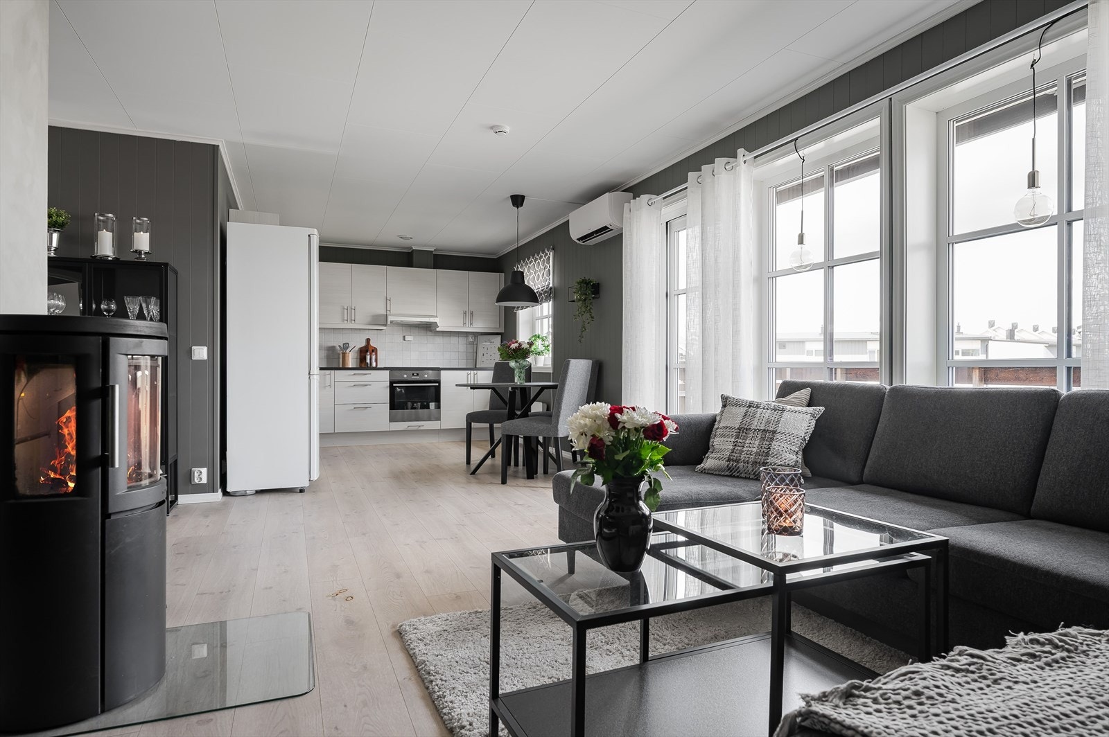 Beliggenheten i byggets 2. etasje med flere store vindusflater sørger for rikelig med naturlig lys, samtidig som det er lite innsyn. Galleribilde