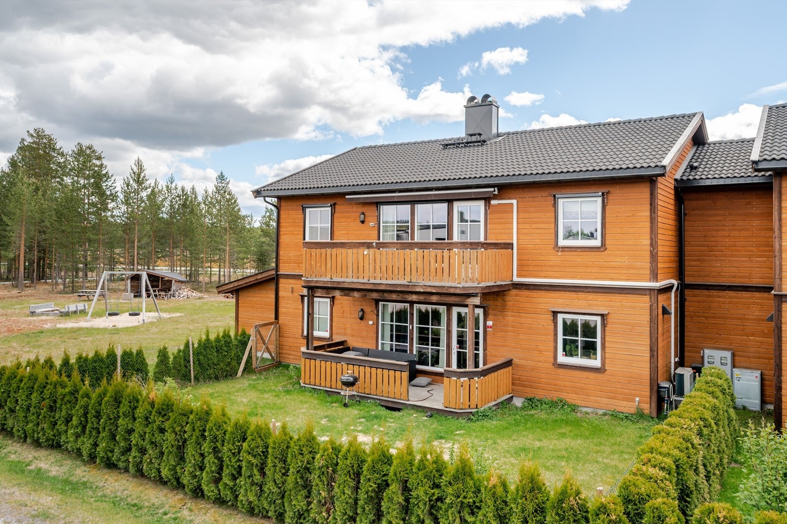 En stor, lys og stilren 4-roms selveierleilighet beliggende i 2. etasje av en 4-mannsbolig fra 2015. Galleribilde