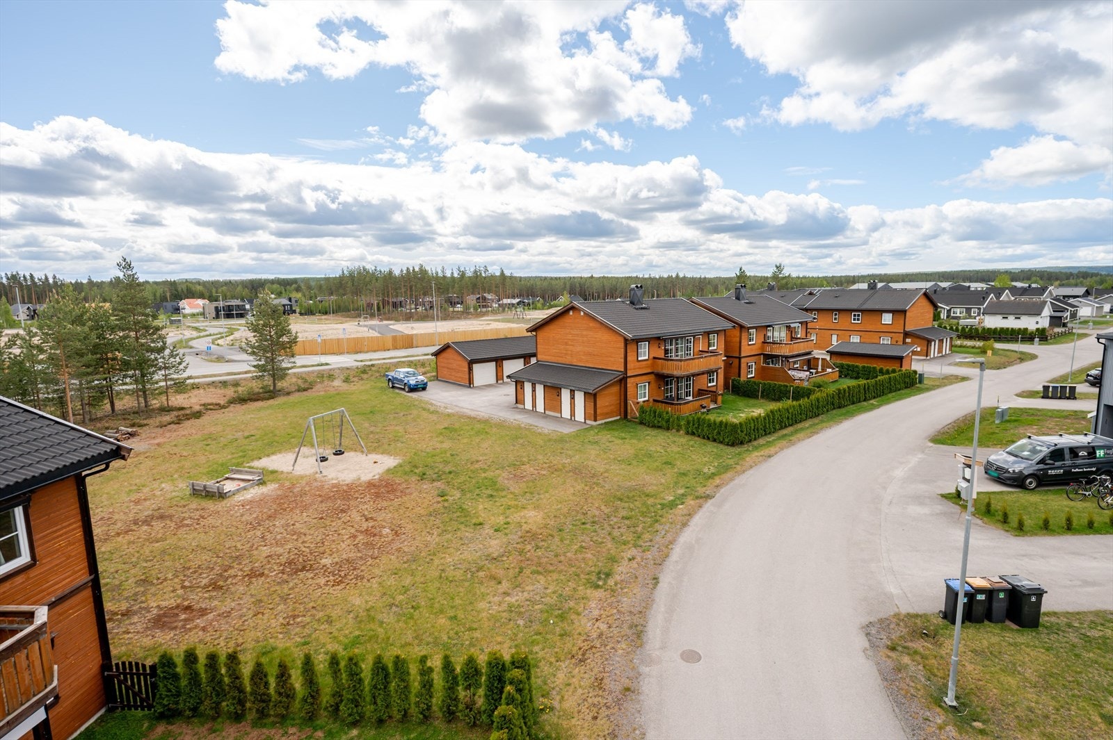 Leiligheten ligger i et attraktivt og barnevennlig boligområde på Løvbergsmoen med kort avstand til Ydalir, barnehage, skole og flere butikker, samt fine turmuligheter i Svartholtet. Ca. 2,8 km til Elverum sentrum med alle byfasiliteter. Galleribilde