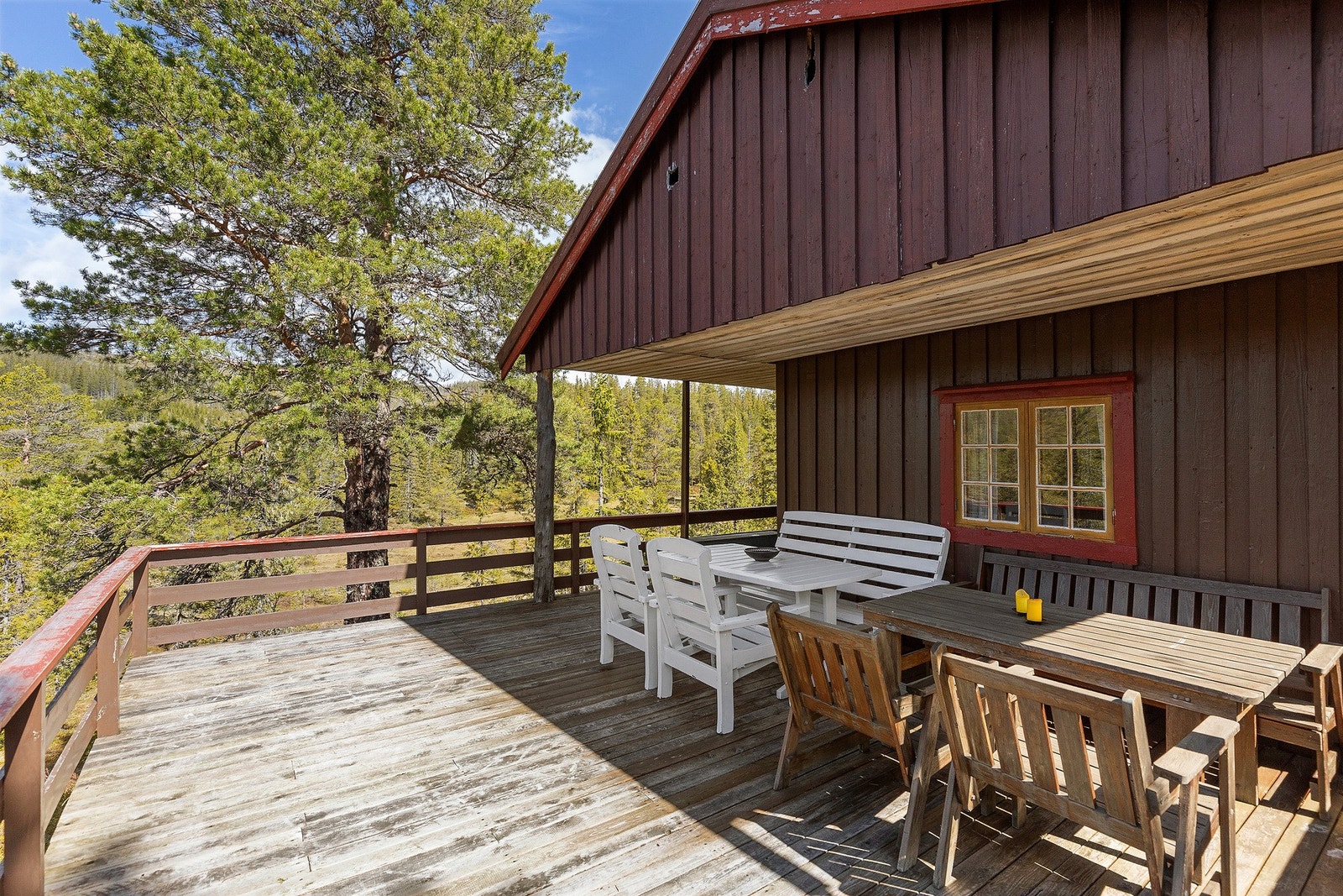 Terrassen har god plass for flere sittegrupper. Galleribilde