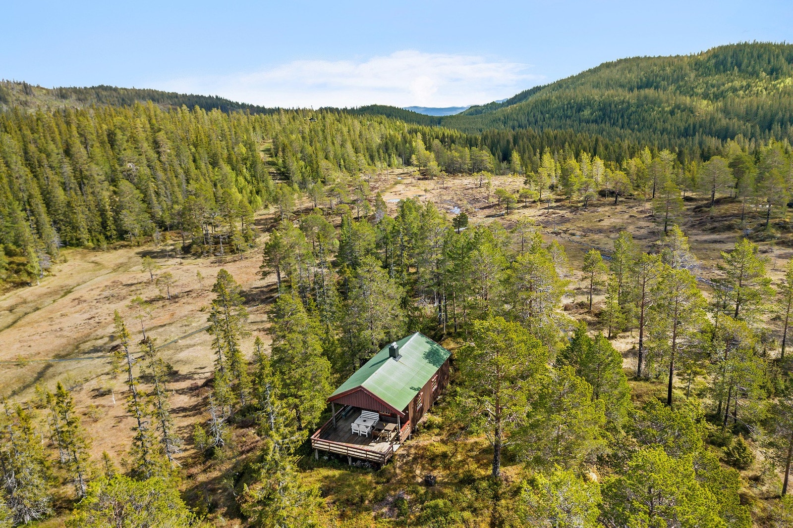 Kun kort vei fra eiendommen ligger parkering. Galleribilde