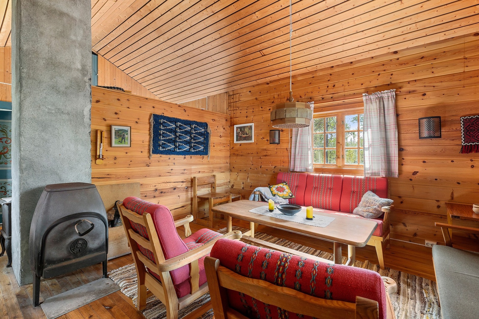 Boligen oppvarmes med elektrisitet og vedfyring. Galleribilde