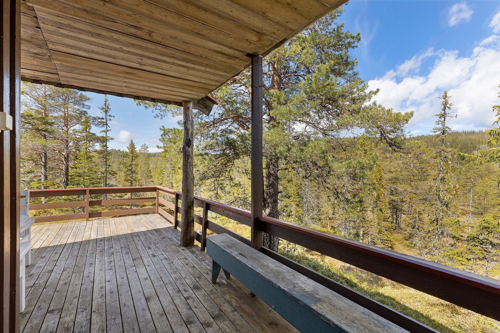 Delvis takoverbygget, slik at man kan sitte ut selv om det regner. Galleribilde