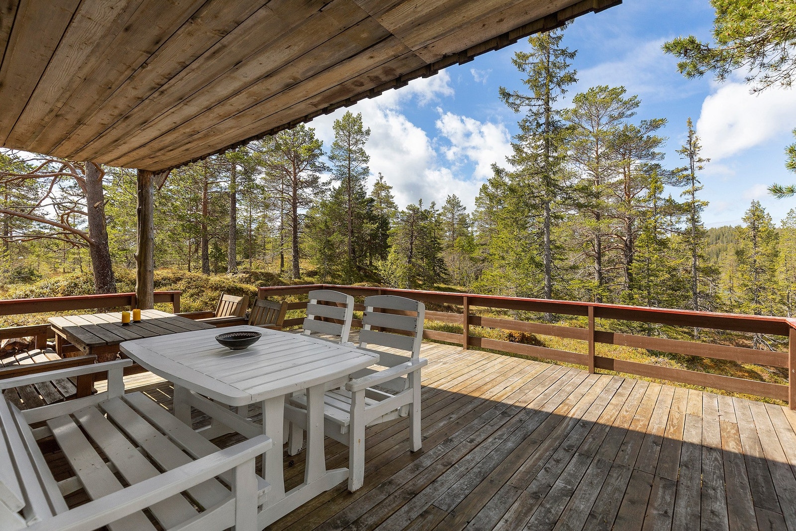 Utgang til romslig terrasse på 30kvm fra spisestuen. Galleribilde