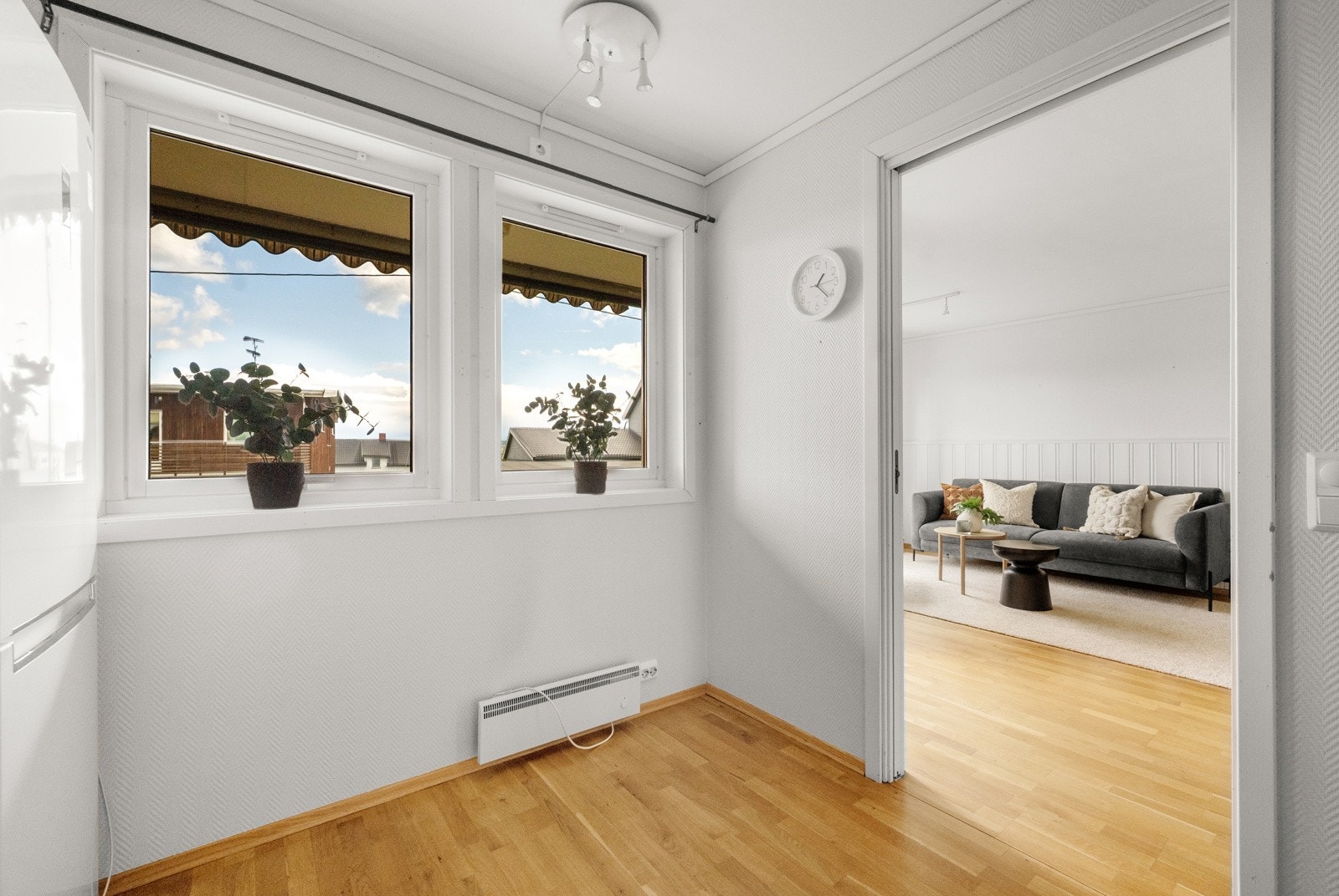 Plass til spisebord med stoler på kjøkkenet. Galleribilde