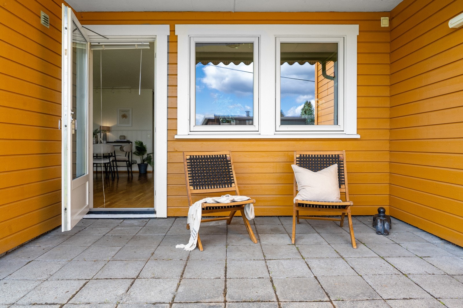 Lun og skjermet uteplass med adkomst fra stuen og hagen. Galleribilde