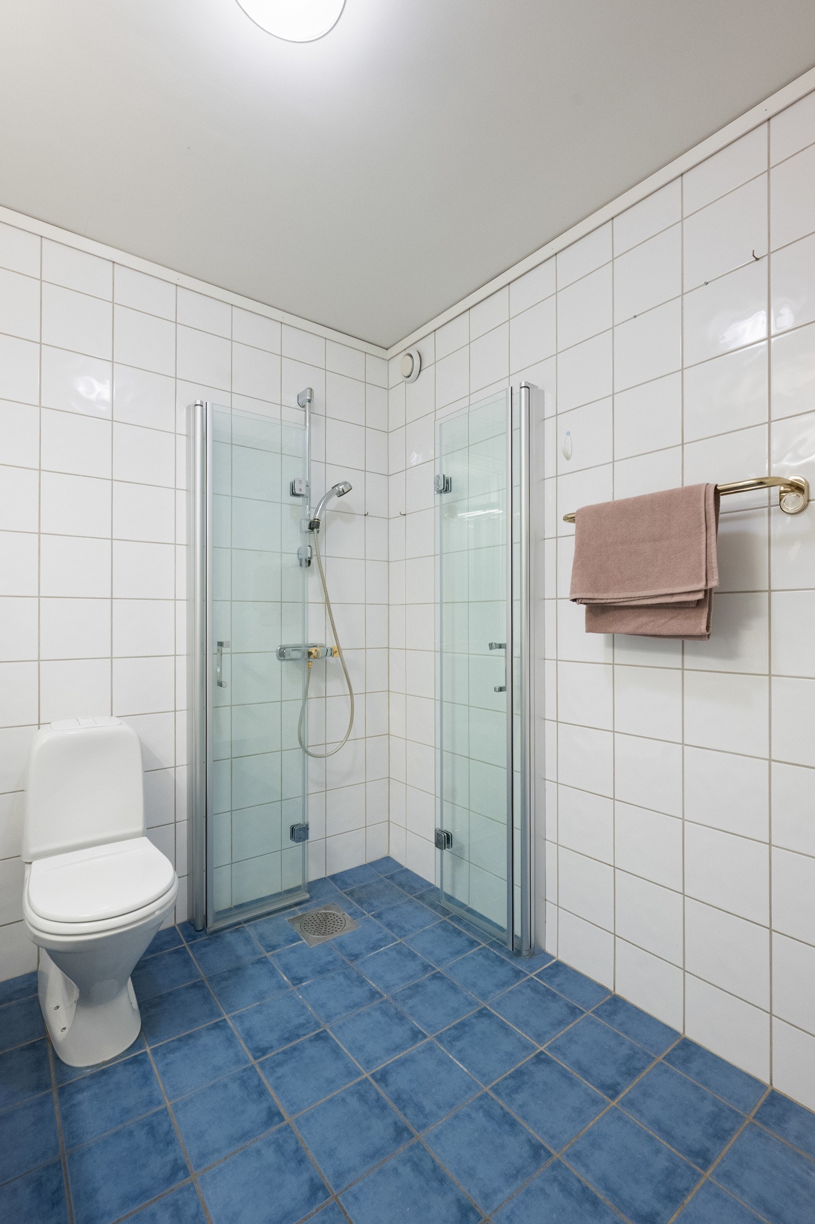 Badet er innredet med baderomsinnredning, dusjvegger, wc og opplegg for vaskemaskin. Galleribilde