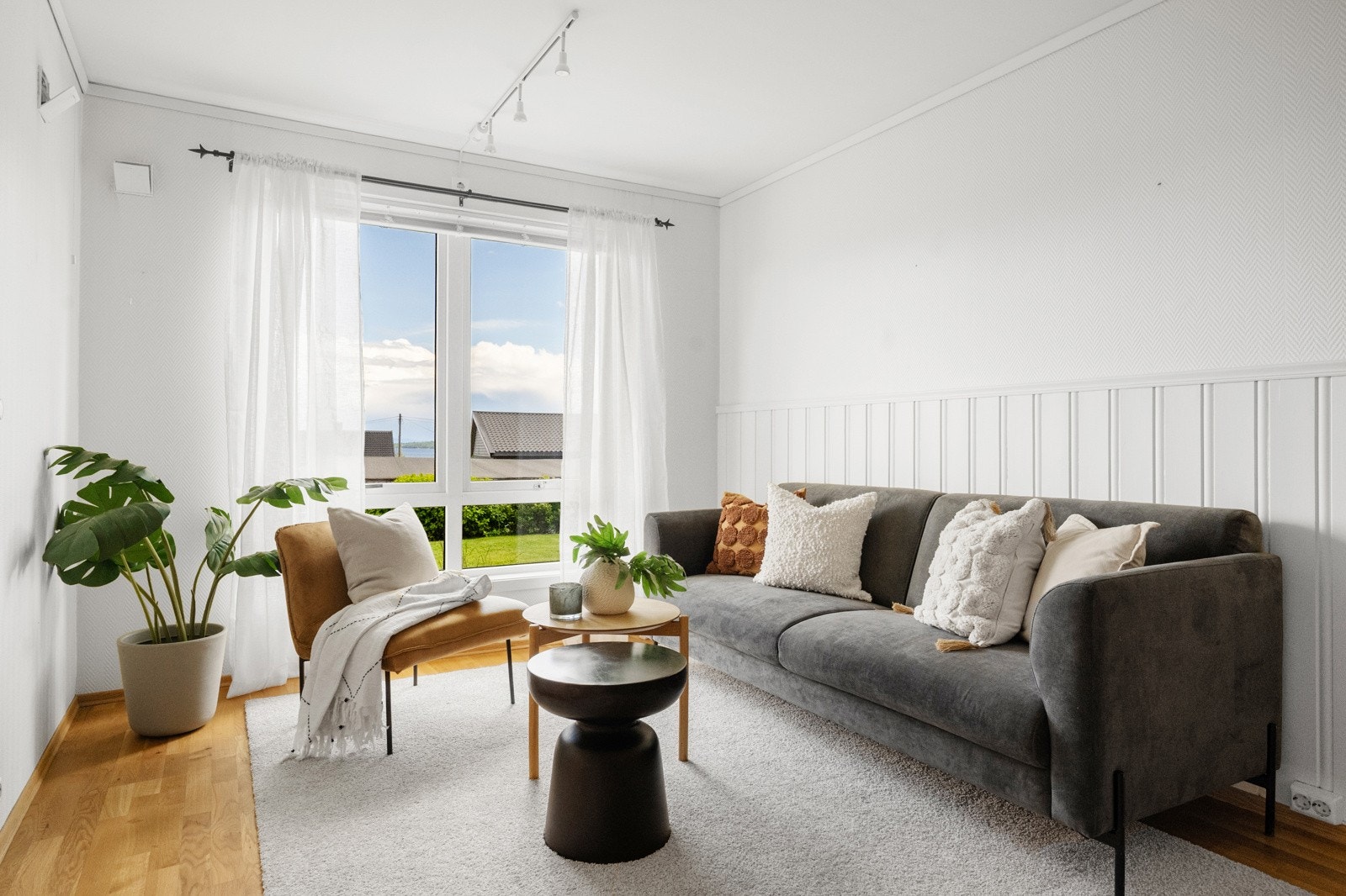 Store vindusflater slipper inn rikelig med naturlig lys. Galleribilde