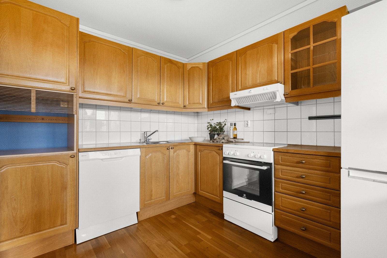 Kjøkkenet har innredning med profilerte fronter og laminert benkeplate. Plass for oppvaskmaskin, komfyr og kjøleskap. Galleribilde