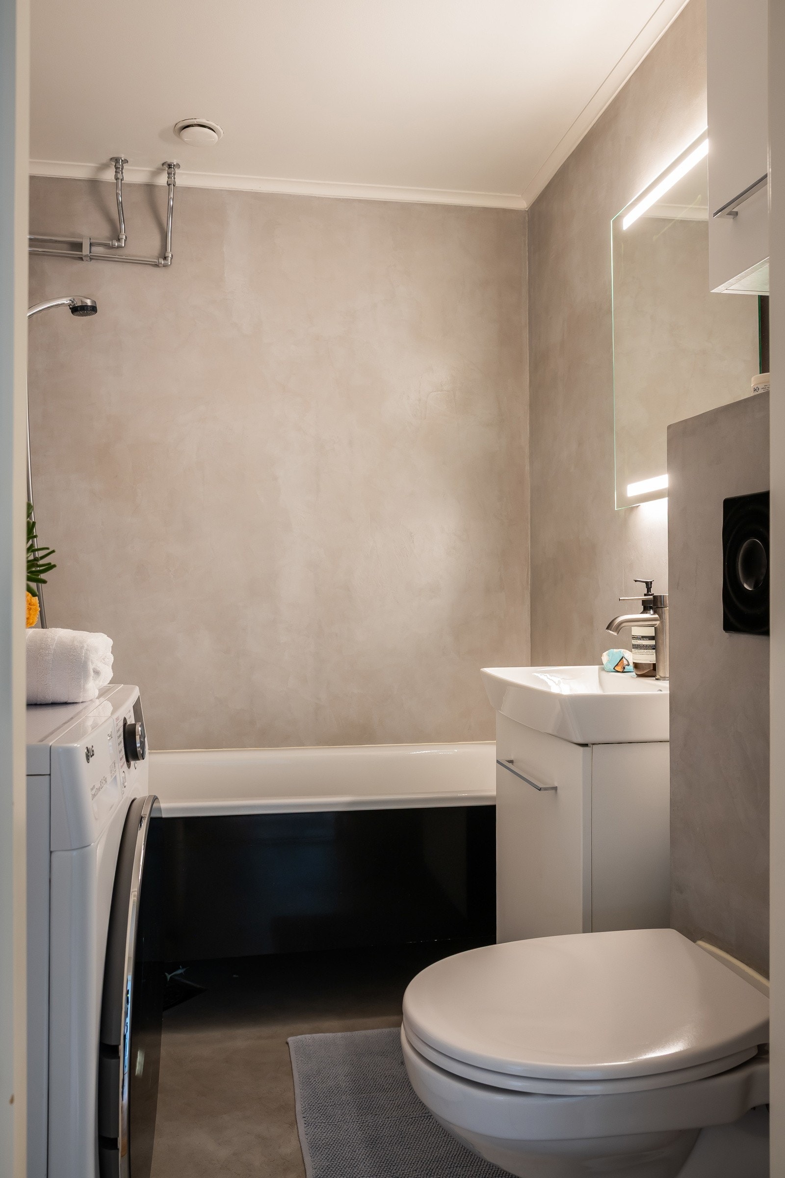 I 2020 ble badet ytterligere modernisert i regi av tidligere eier med mikrosement. Badet har opplegg for vaskemaskin. Galleribilde