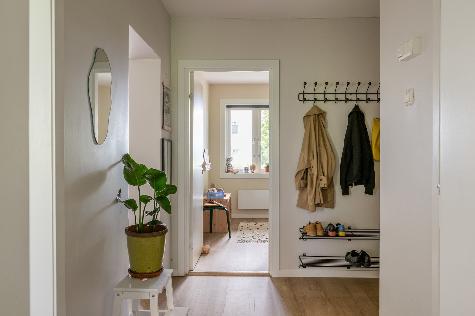 Entréen har originalt skap med plass til oppbevaring. Galleribilde