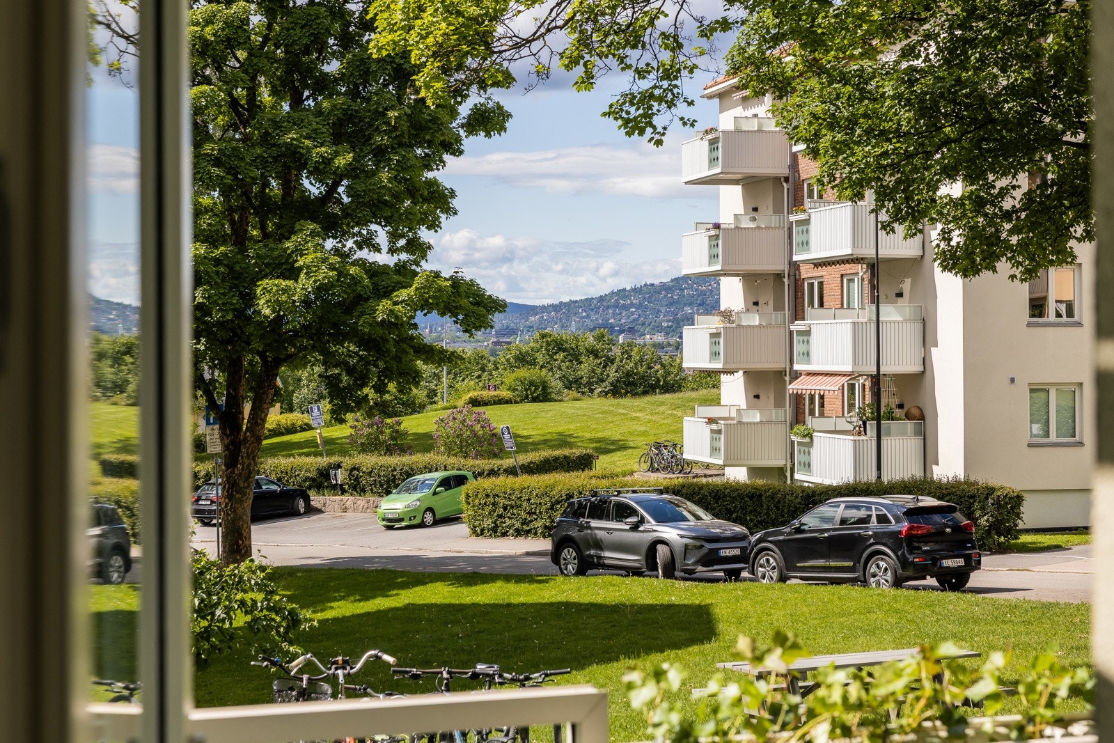 Utsnitt av utsikt til Holmenkollen, ellers pent utsyn mot fellesareal. Galleribilde