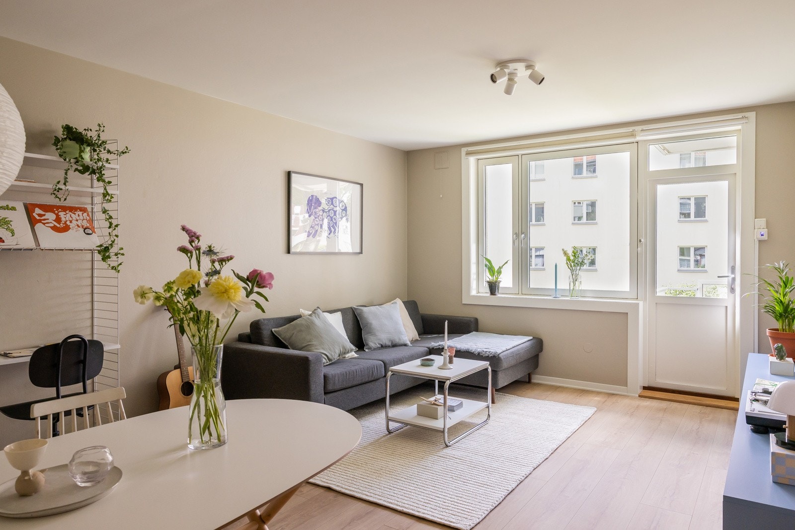 Gjennomgående enstavs gulv med varmefolie i oppholdsrom. Galleribilde