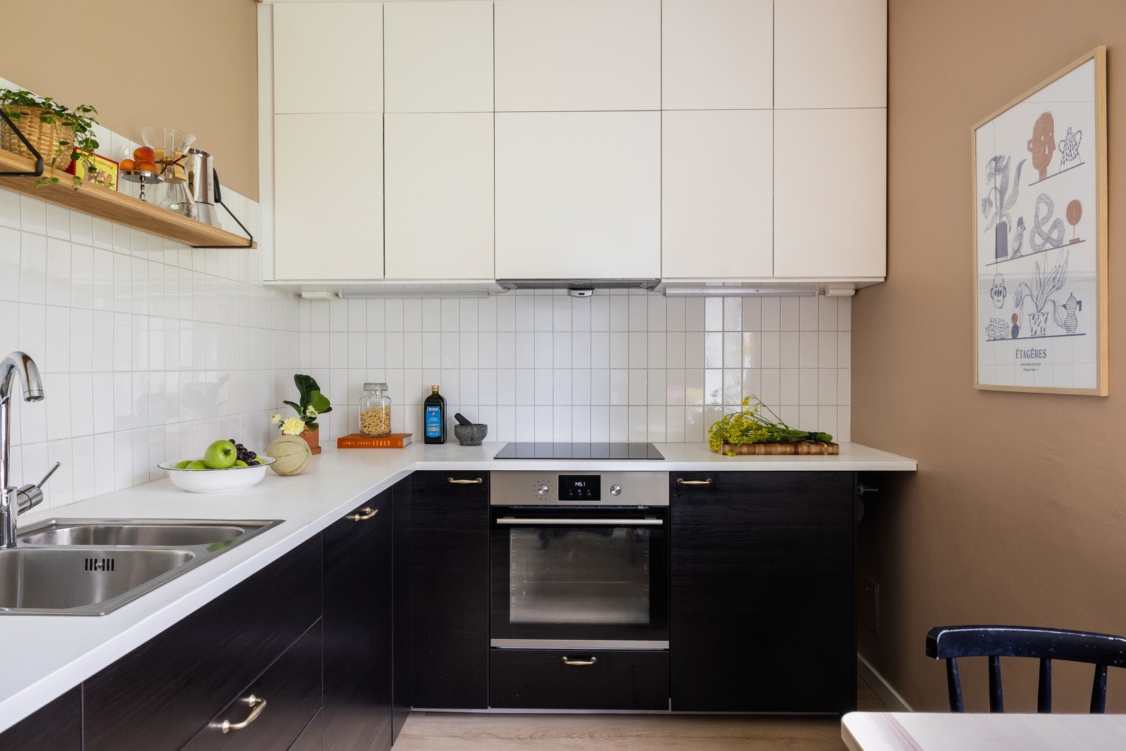 Separat pent IKEA-kjøkken med tofargede fronter: finerte underskap og glatte, hvite overskap. Galleribilde