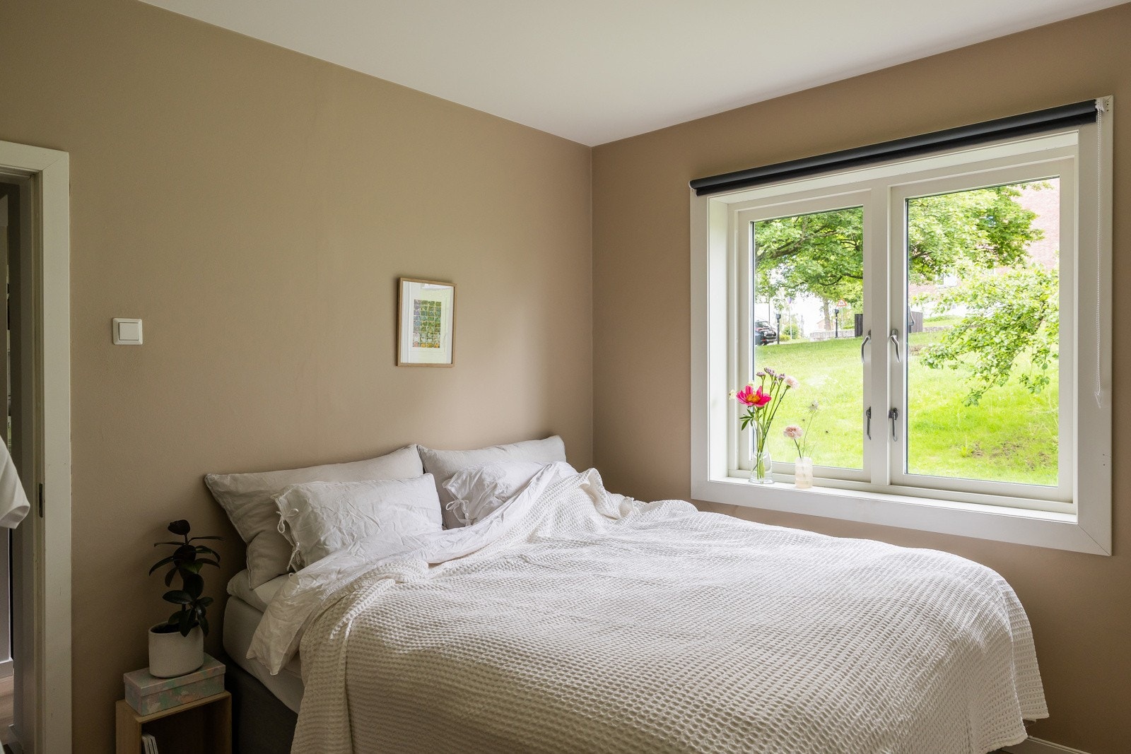 Boligen har to gode soverom. Hovedsoverommet har god plass til dobbeltseng. Galleribilde