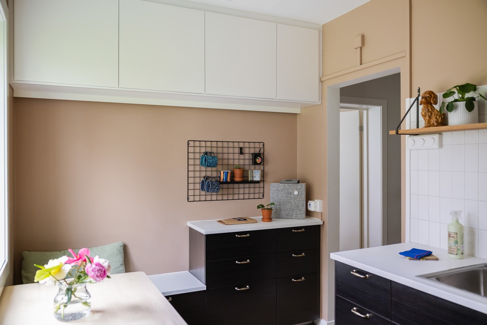 Plassbygget sitteplass ved vindu som vender mot bilfrie fellesareal. Galleribilde