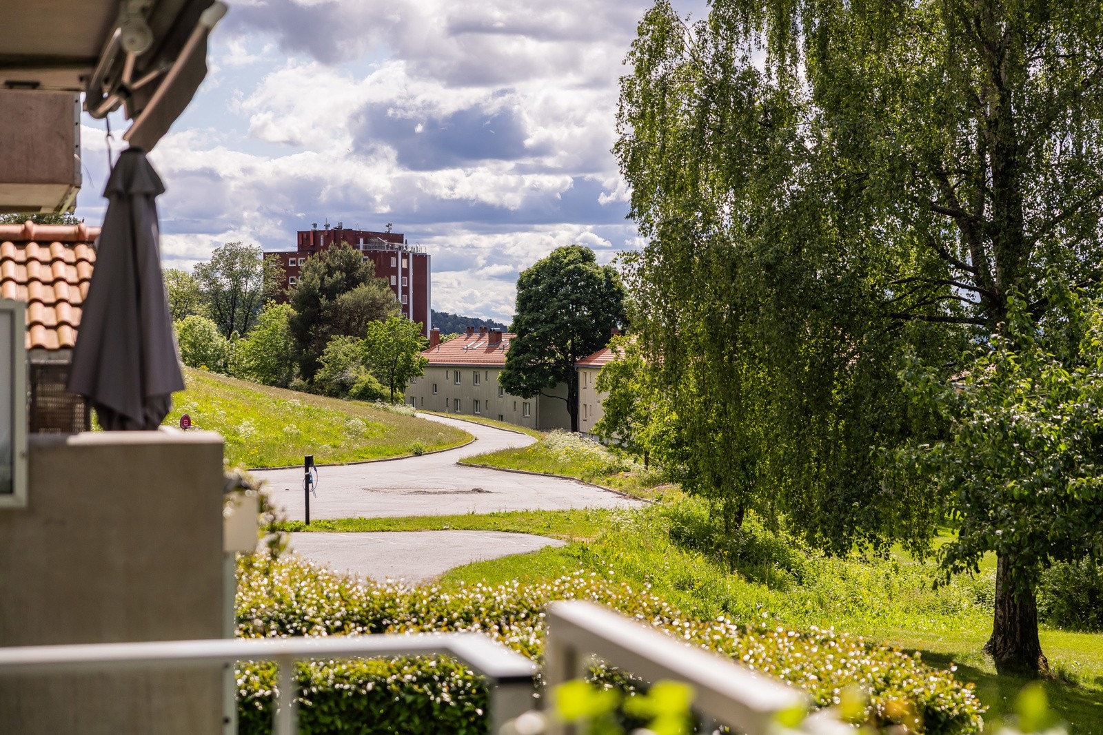 Boligen er omgitt av parkareal. Hasleparken med 10 dekar grøntareal er nærmeste nabo, og det er utsikt fra balkongen. Galleribilde