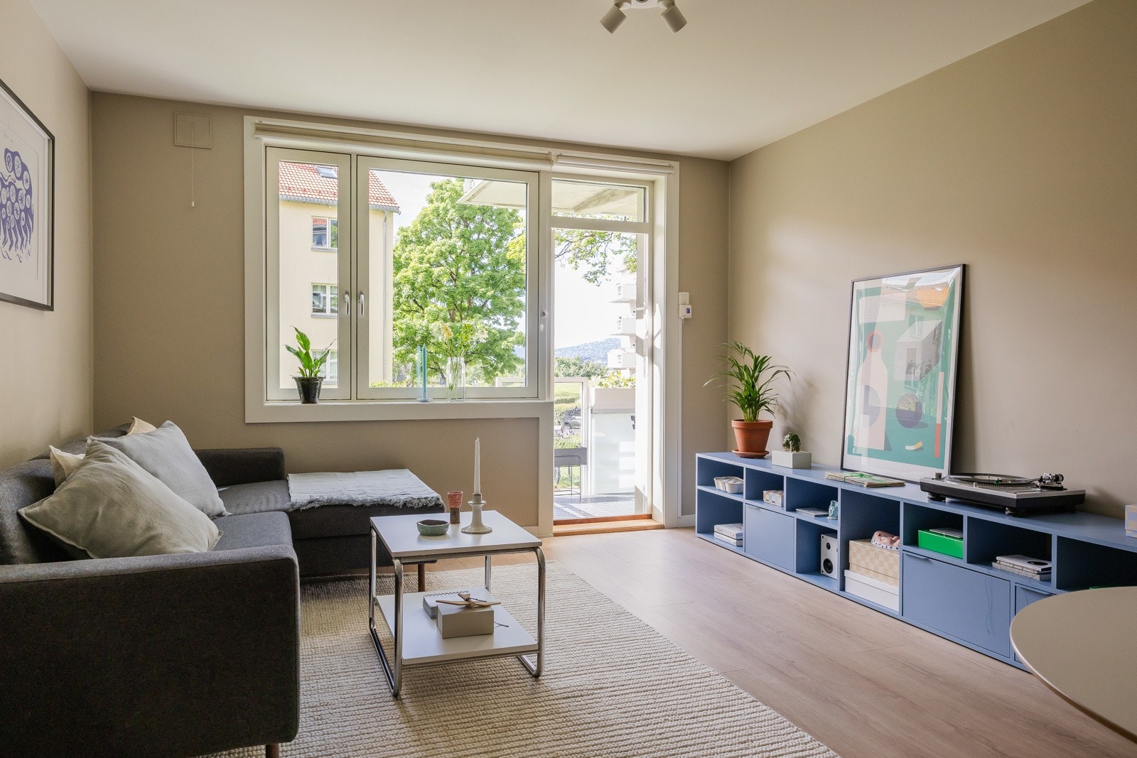 Boligen ligger i høy første etasje og stuen oppleves usjenert med frodig utsyn. Galleribilde