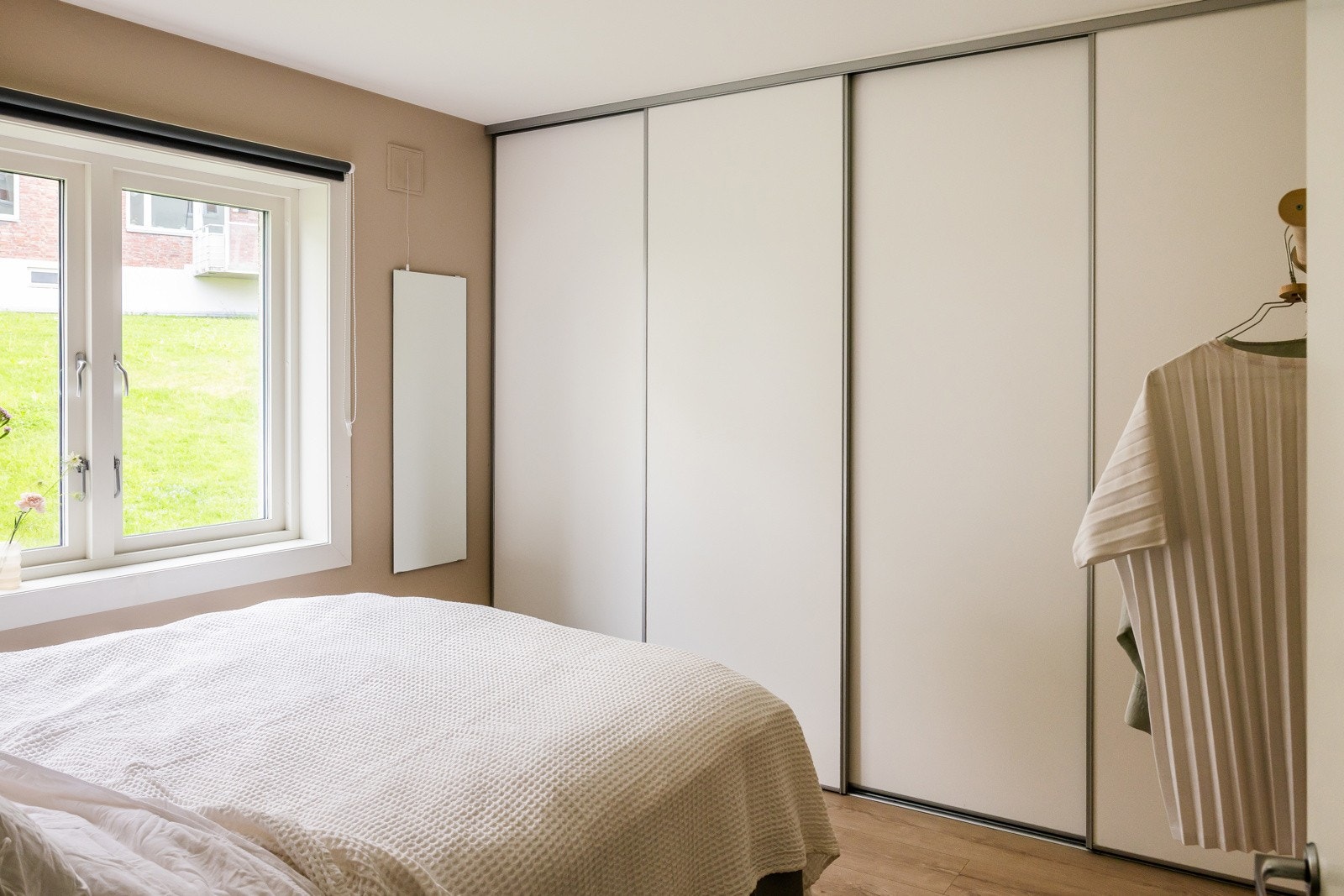 Skyvedørsgarderobe langs hel vegg. Vinduet vender mot bilfrie fellesareal. Galleribilde