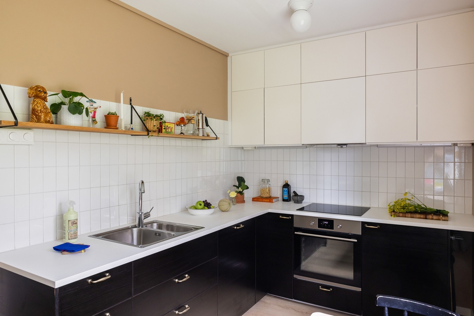 Integrerte hvitevarer som oppvaskmaskin (ny i 2025), komfyr med nedfelt koketopp og kjøleskap i underskap. Galleribilde