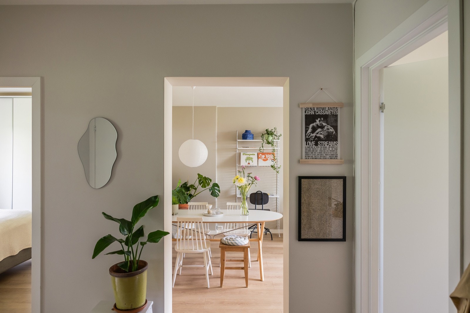 Utvidet døråpning til stue og kjøkken gir god romfølelse. Galleribilde