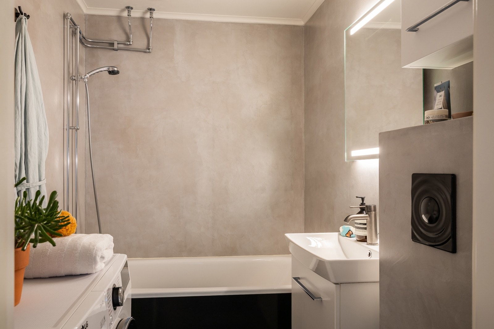 Badet ble opprinnelig oppusset i regi av borettslaget i 2004/05 med bl.a. nytt sluk og membraner, elektrisk gulvvarme, fliser og sanitærutstyr m.m. Galleribilde